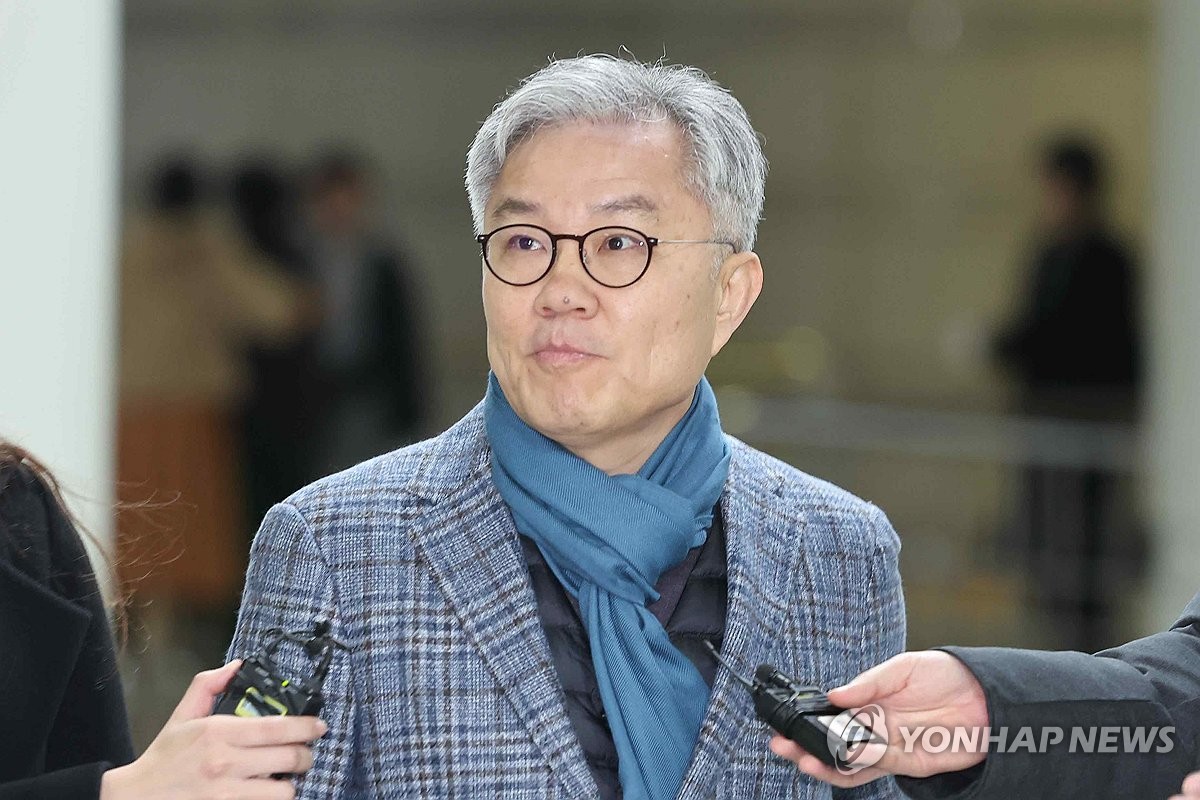 Choi Kang-wook, a former Democratic Party lawmaker, speaks to reporters ahead of a court ruling on Jan. 17, 2024. (Yonhap)