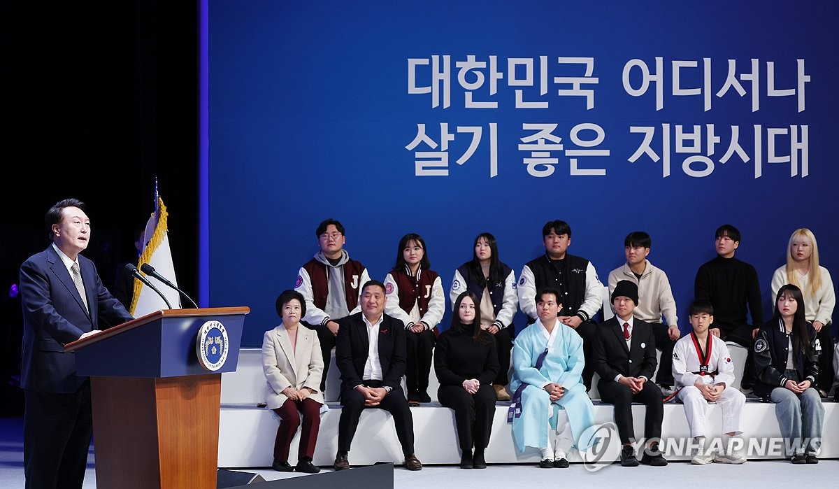 El presidente Yoon Suk Yeol (izq.) pronuncia un discurso de felicitación durante una ceremonia para lanzar la provincia de Jeolla del Norte como provincia autónoma especial en un centro cultural en Jeonju, a 192 kilómetros al sur de Seúl, el 18 de enero de 2024. (Yonhap)