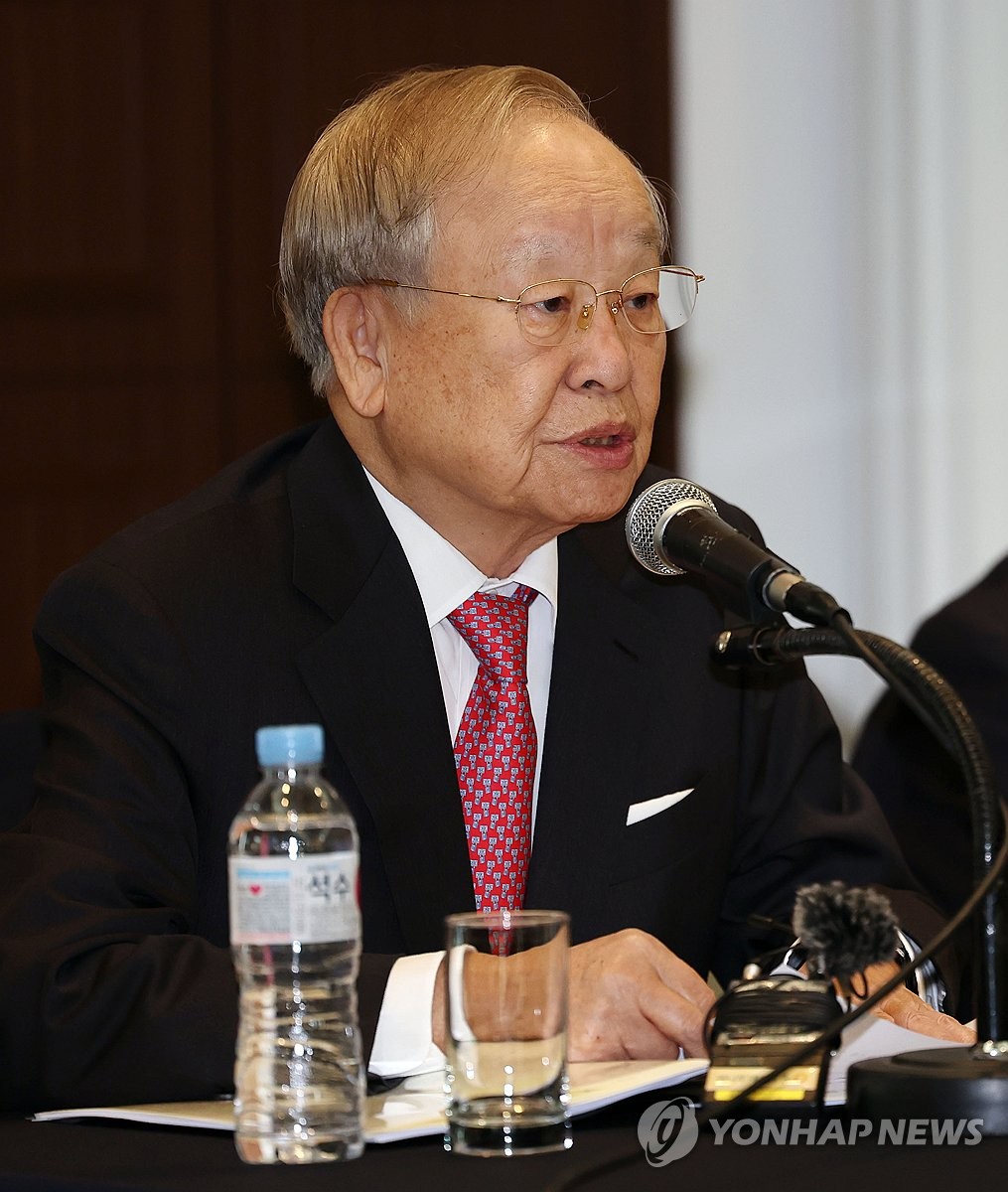 KEF Chief At Press Conference Yonhap News Agency kef-chief-at-press-conference-yonhap-news-agency