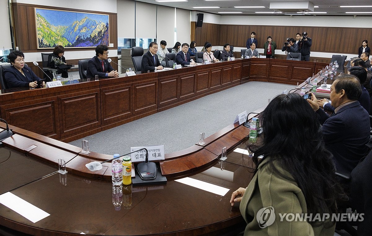 El Ministro de Unificación, Kim Yung-ho (cuarto desde la izquierda), pronuncia su discurso de apertura en una reunión con organizaciones cívicas en el complejo gubernamental de Seúl, el 29 de enero de 2024. (Yonhap)