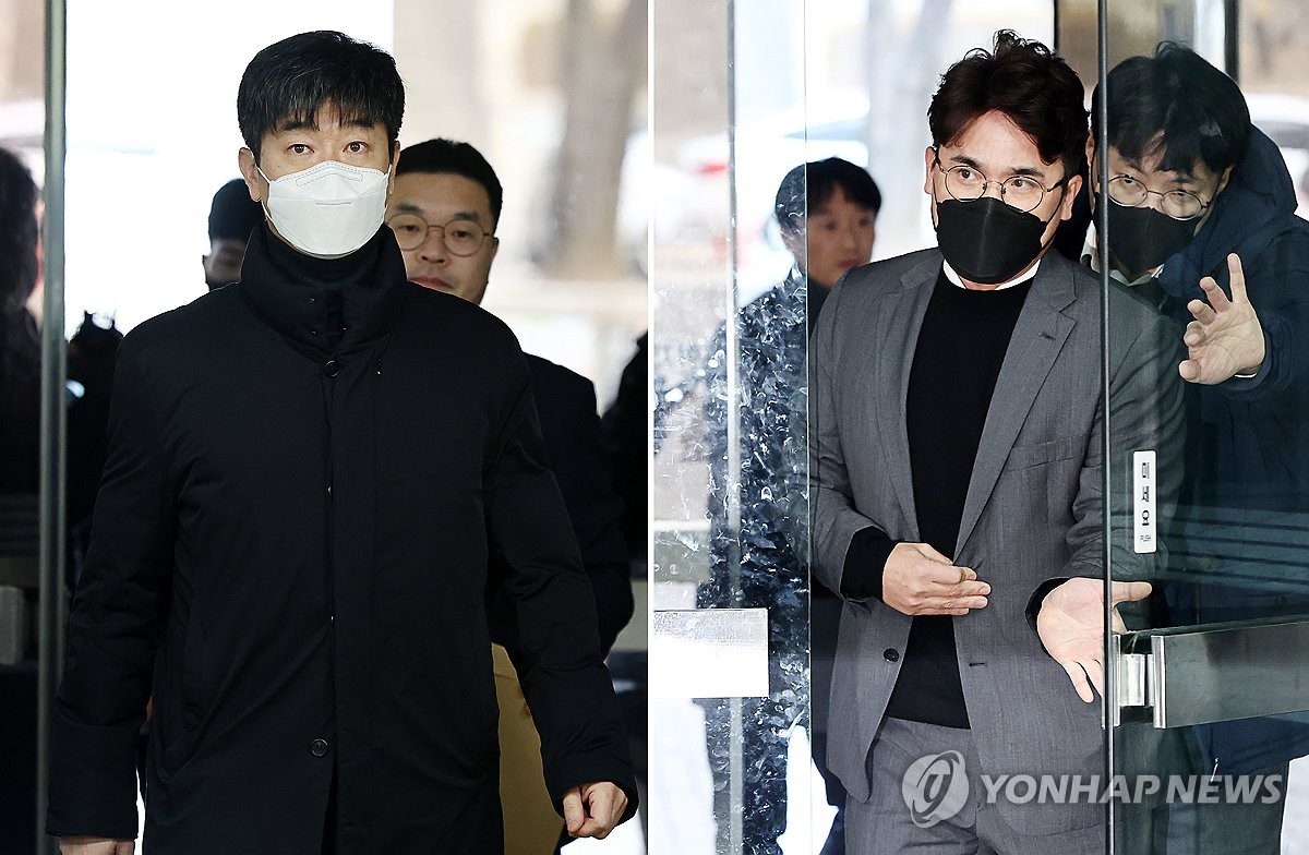 This composite photo shows former Kia Tigers manager Kim Jong-kook (L) and former Tigers general manager Jang Jung-suk entering the Seoul Central District Court in Seoul on Jan. 30, 2024, for a hearing on applications for their arrest warrants over bribery charges. (Yonhap)