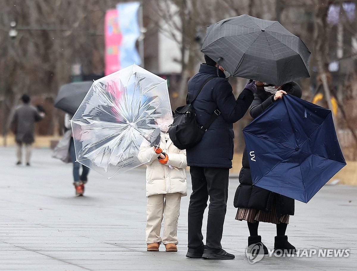 [날씨] Rain and wind all over the country… In the afternoon, cold air comes down and snow falls in the inland and mountainous areas.