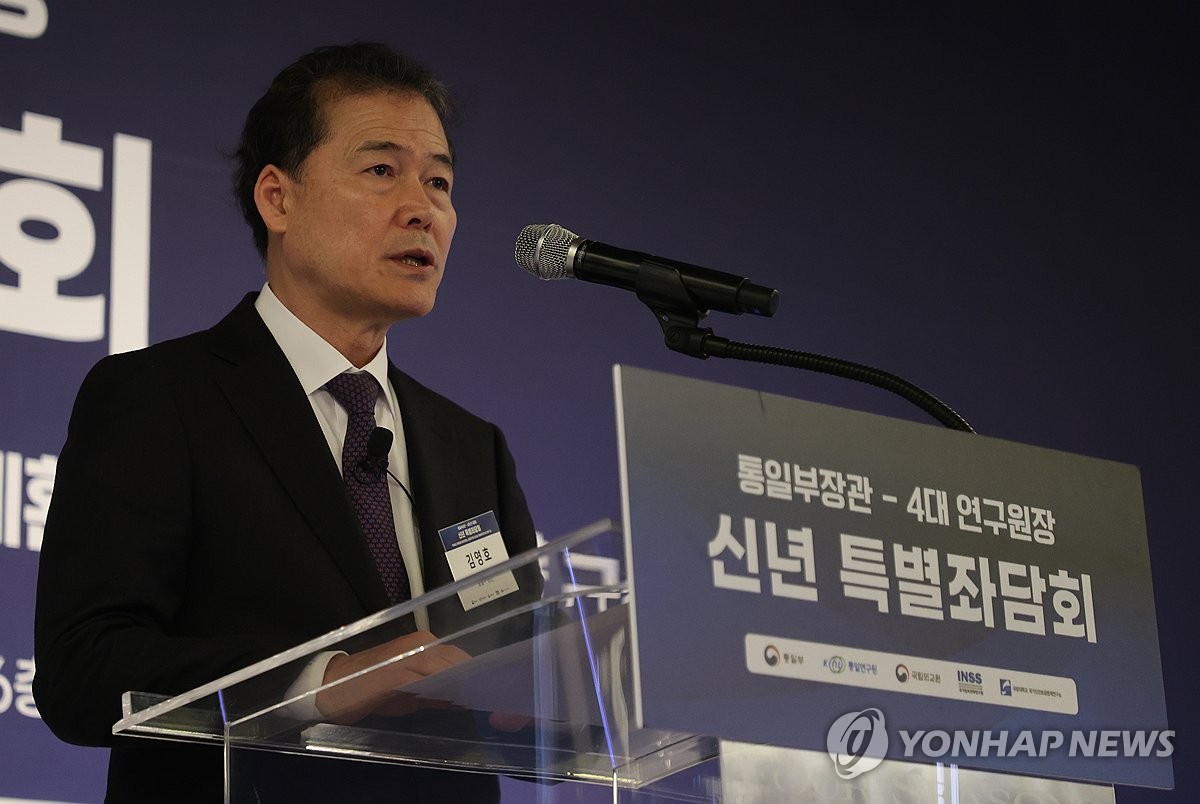 Unification Minister Kim Yung-ho speaks in a roundtable session with the leaders of four policy research institutions, including the Institute for National Unification, the Korea National Diplomatic Academy, the Institute for National Security Strategy and the Korea National Defense University, at a hotel in central Seoul on Feb. 5, 2024. (Yonhap)