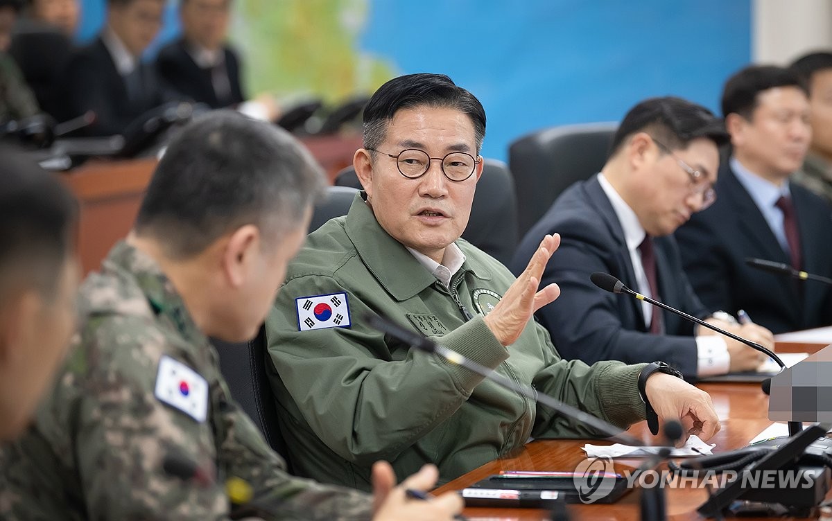 El ministro de Defensa, Shin Won-sik (centro), habla mientras visita el Comando de Operaciones Terrestres del Ejército en Yongin, justo al sur de Seúl, el 16 de febrero de 2024, en esta fotografía proporcionada por su oficina.  (FOTO NO EN VENTA) (Yonhap)