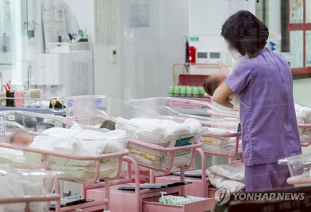 저출산 계속…지난해 출생아 수 또 역대 최저