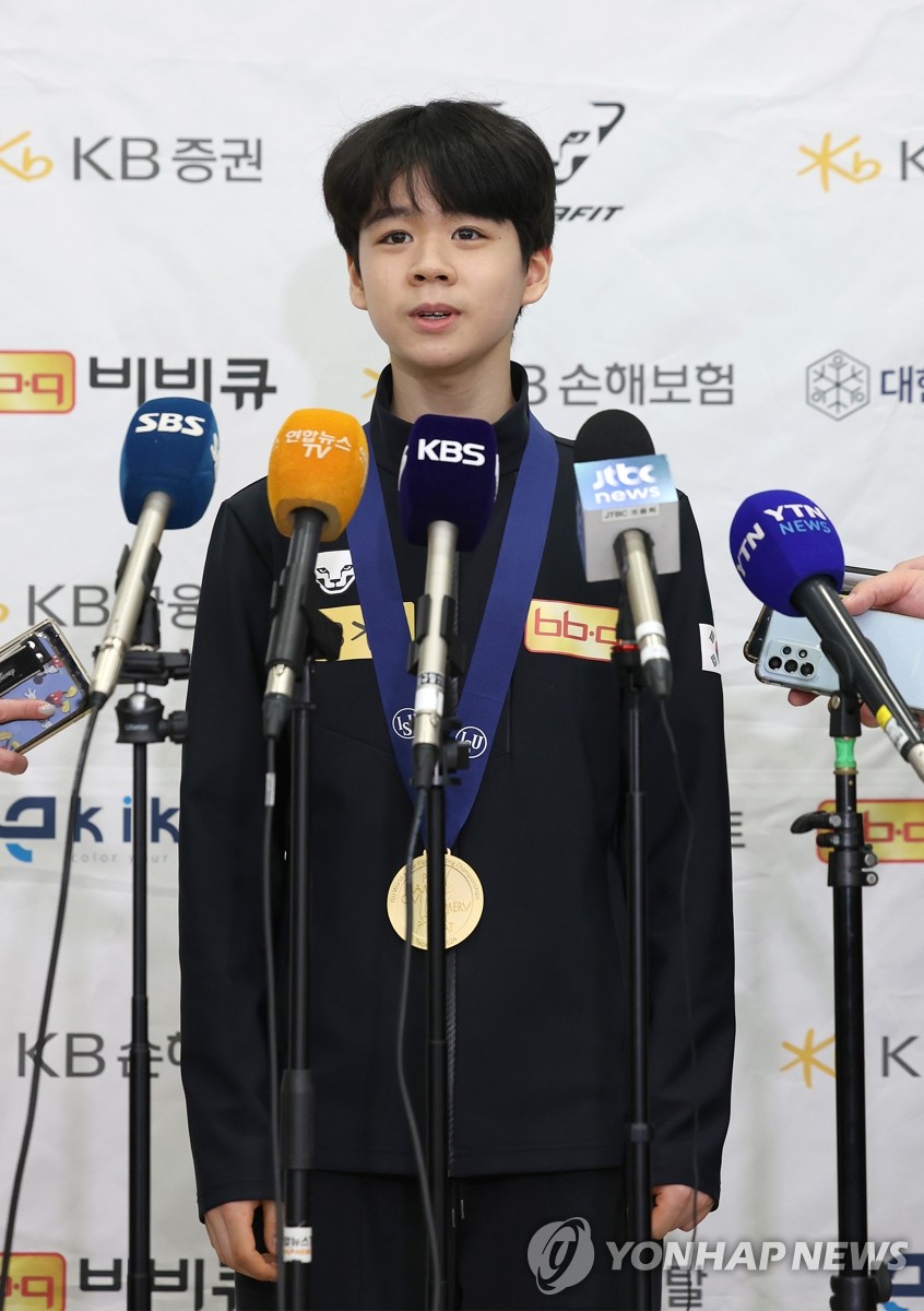 South Korean figure skater Seo Min-kyu speaks to reporters at Incheon International Airport, west of Seoul, on March 4, 2024, after returning home with the men's singles gold medal at the World Junior Figure Skating Championships held in Taipei. (Yonhap)