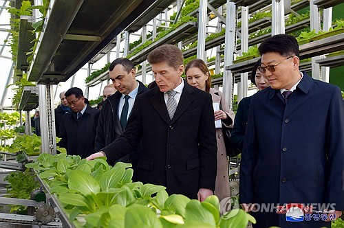 Russian delegation in the greenhouse in Pyongyang