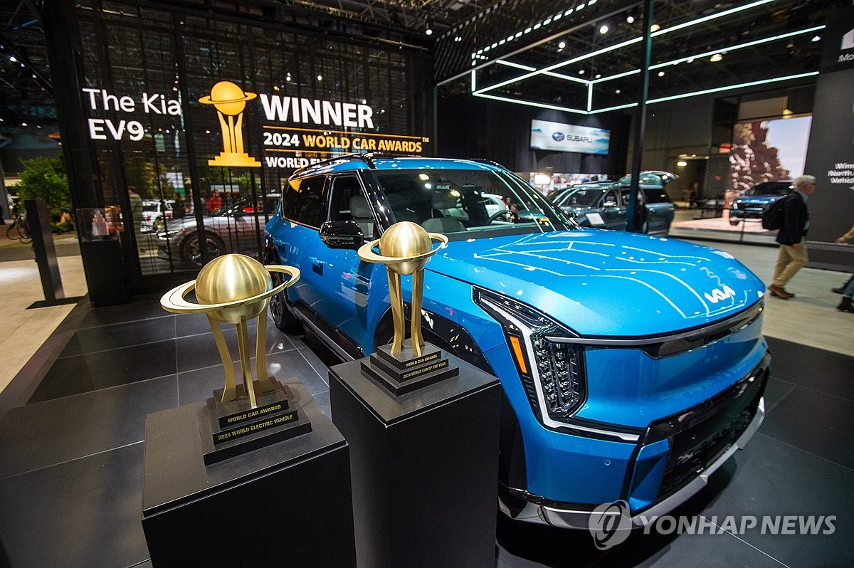 뉴욕 국제 오토쇼 기아 전시관에 전시된 '2024 세계 올해의 차' EV9