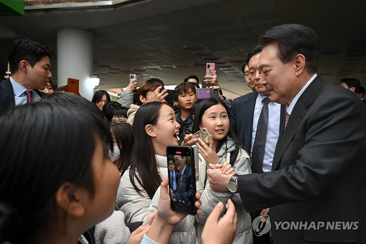 초등학교 학생들과 인사하는 윤석열 대통령