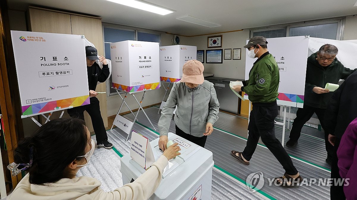 Los votantes en Incheon, al oeste de Seúl, visitan un colegio electoral para emitir su voto para las elecciones parlamentarias de Corea del Sur el 10 de abril de 2024. (Yonhap)