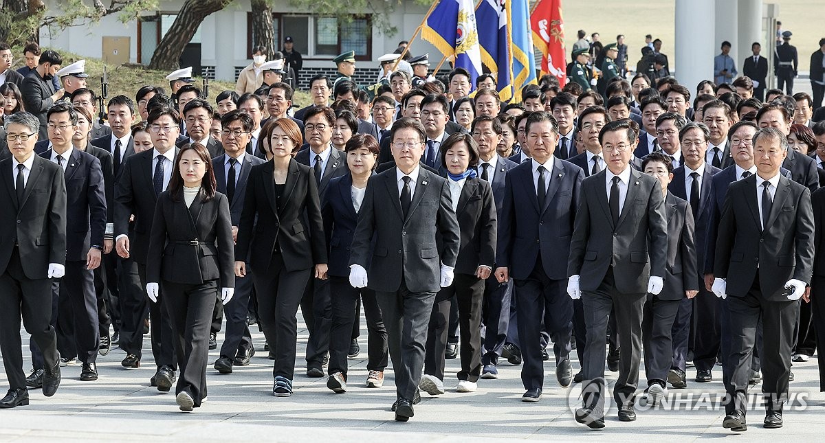 最大野党の当選者が国立墓地へ