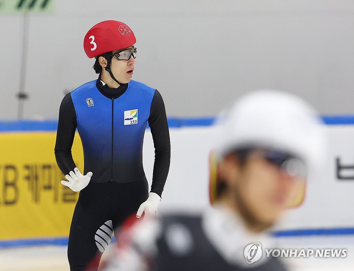 심판에 반칙 어필하는 황대헌