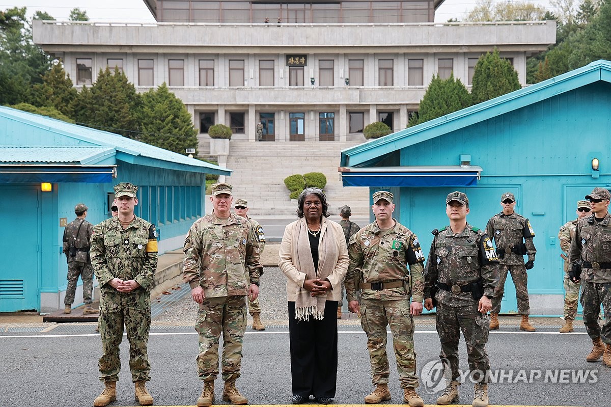 U.S. Ambassador to the United Nations Linda Thomas-Greenfield (3rd from L) poses for a photo with Gen. Paul LaCamera (2nd from L), the commander of U.S. Forces Korea and the Combined Forces Command, and other soldiers at the inter-Korean truce village of Panmunjom on April 16, 2024. (Pool photo) (Yonhap)