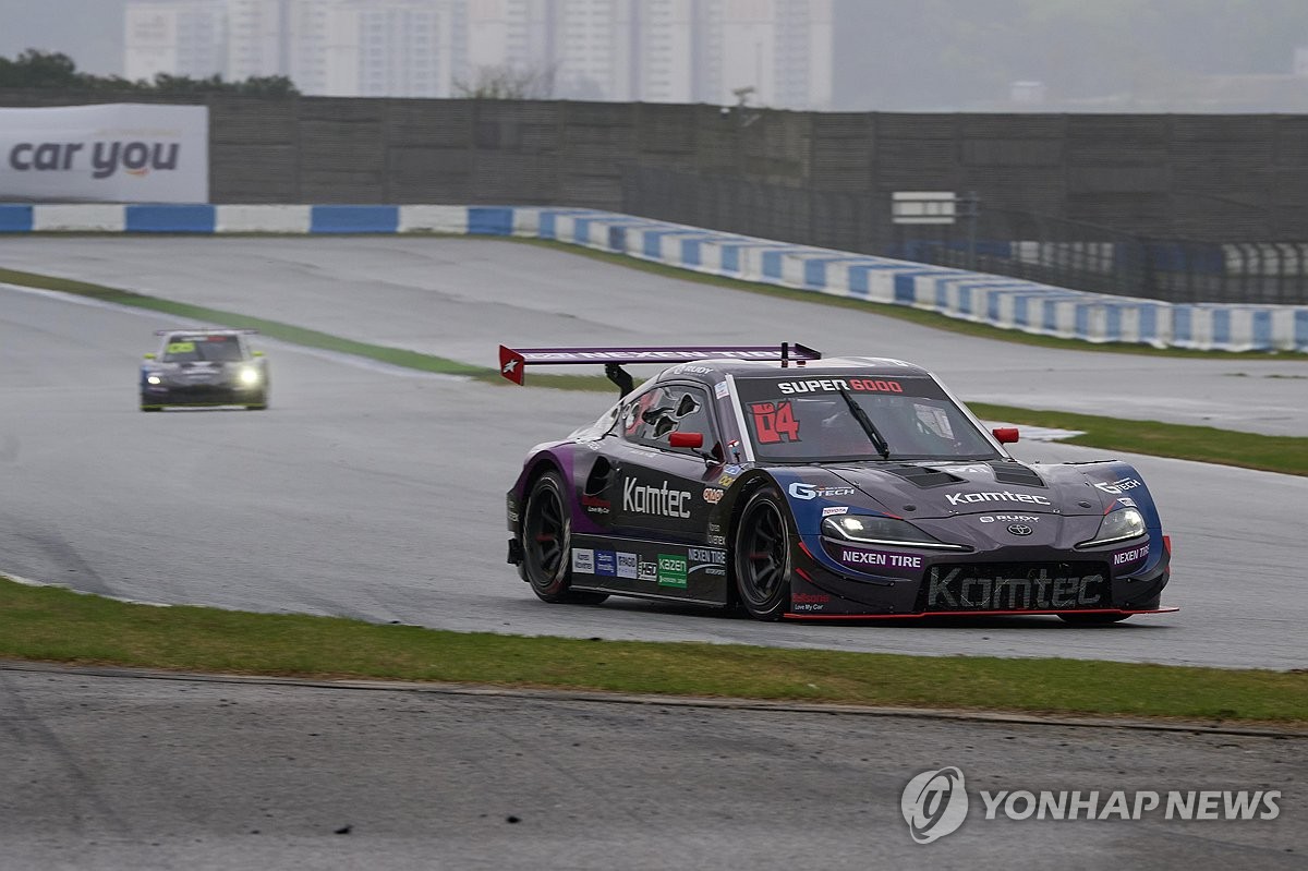 서킷을 질주하는 레이싱카