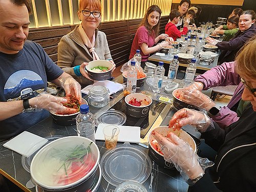 Los estudiantes de 'UK Hallyu Academy' preparan 'kimchi'