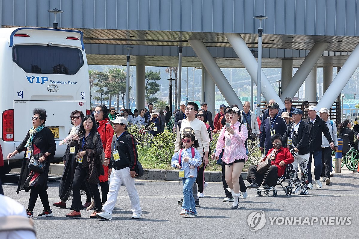 황금연휴 맞아 제주 찾은 중국 크루즈 관광객