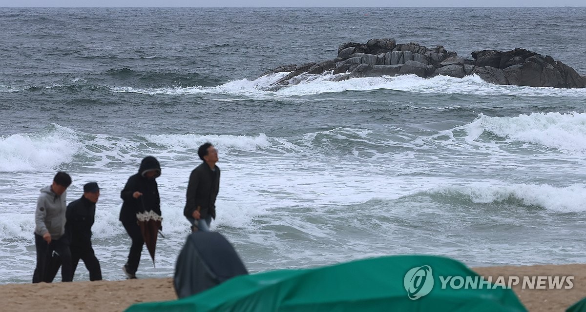 파도치고 비 오는 날의 경포해변