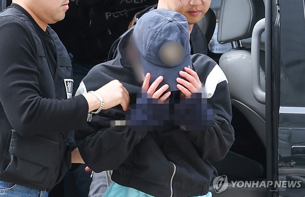얼굴 가리는 여자친구 살해 의대생