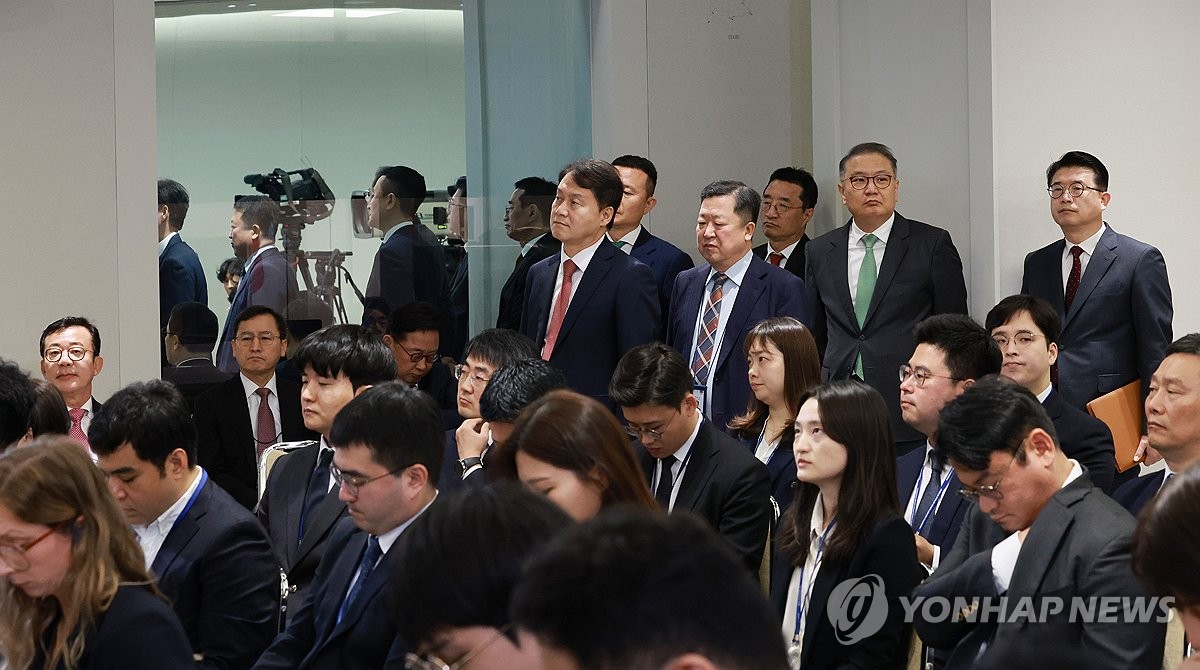 윤석열 대통령 국민보고 시청하는 수석비서관들