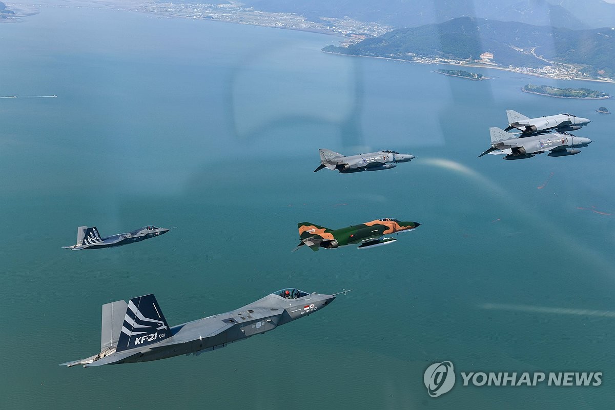 '팬텀 필승편대', 49년 만의 국토순례 비행
