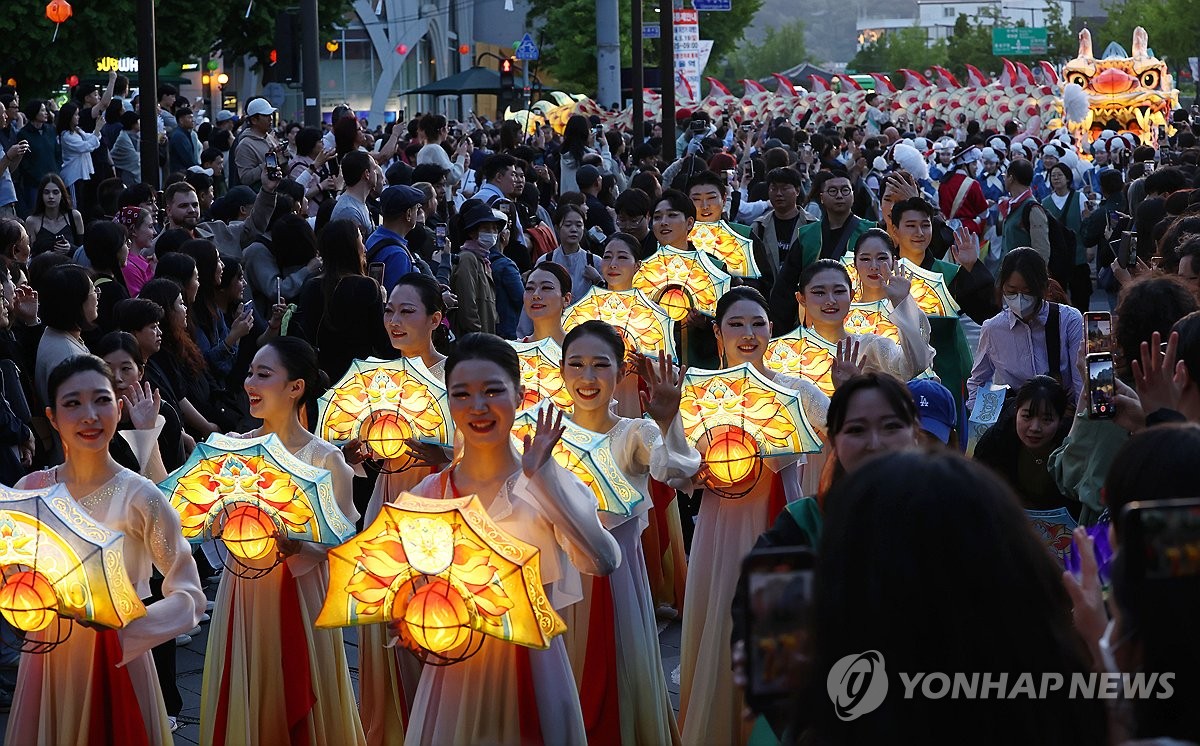 '부처님 오신 날' 맞아 거리 밝히는 연등행렬