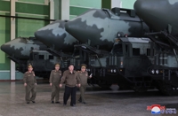 김정은, ICBM 화성-18형 발사차량 공장 방문…"핵무력 급속 강화"(종합2보)