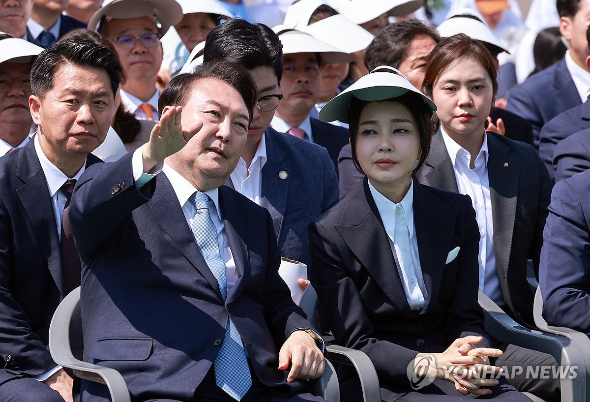 El presidente Yoon Suk Yeol (izq.) y la primera dama Kim Keon Hee asisten a una ceremonia budista que marca el regreso de reliquias budistas del siglo XIV de Estados Unidos a Corea del Sur, celebrada en Yangju, provincia de Gyeonggi, el 19 de mayo de 2024. (Yonhap)