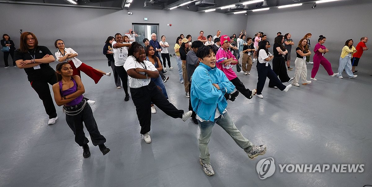 K-팝 댄스 배우는 '코리아 인바이트 유' 초청객들