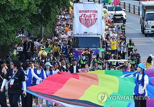 Queer parade held in downtown Seoul