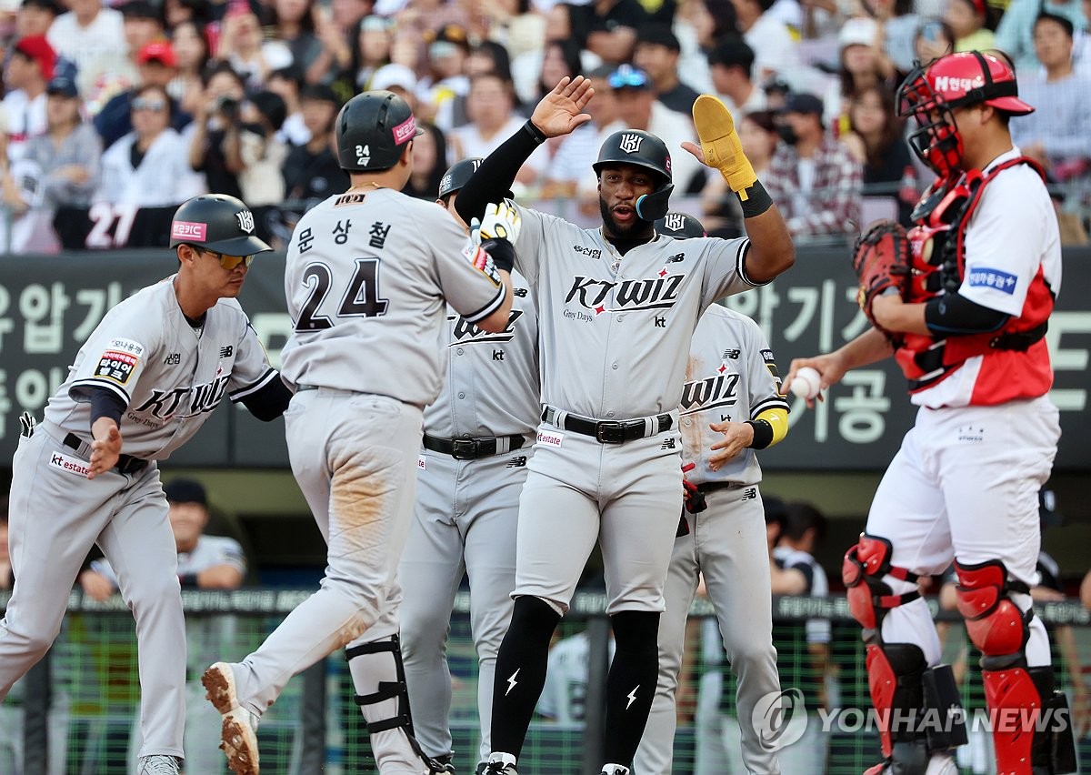 환영받는 만루홈런 타자 문상철