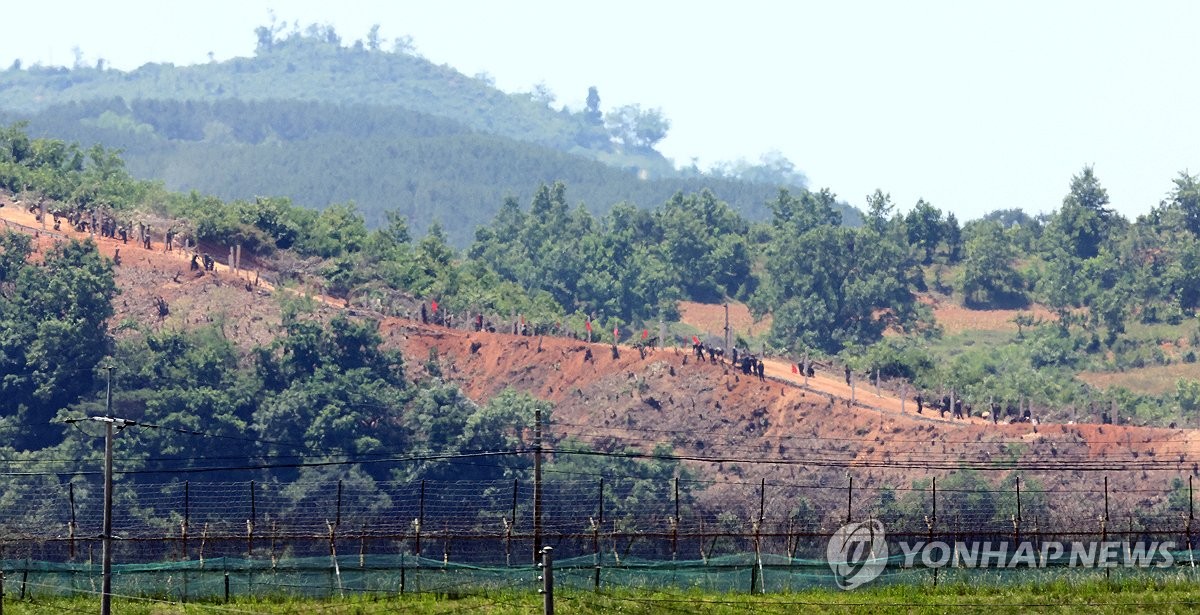 산 능선 따라 초소 진지 공사하는 북한 군인들