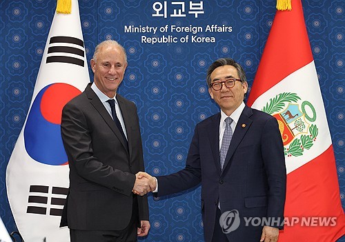 Top diplomats of S. Korea, Peru hold talks