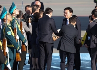 الرئيس يون يصل إلى كازاخستان في زيارة دولة