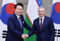 (LEAD) Le sommet en Ouzbékistan résulte un accord de partenariat sur les minéraux