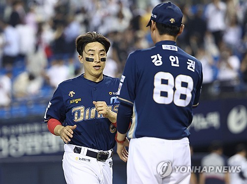 Dinos manager expresses admiration for player on verge of KBO hits record
