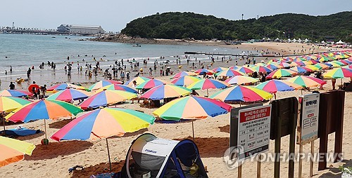 인천 해수욕장 개장 첫 주말 '활기'…7천명 넘게 몰려