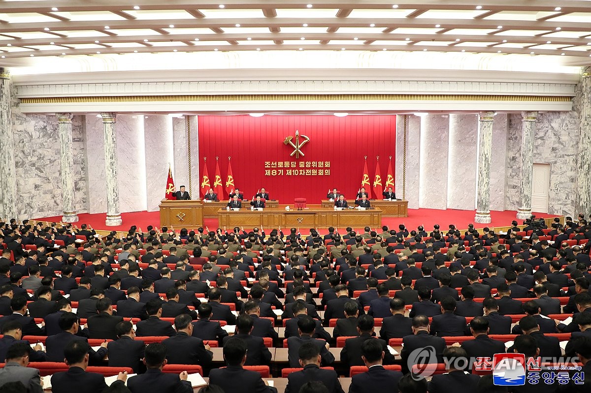 Esta foto, publicada por la Agencia Central de Noticias de Corea del Norte, el 29 de junio de 2024, muestra a Corea del Norte celebrando la décima reunión plenaria ampliada del octavo Comité Central del gobernante Partido de los Trabajadores de Corea el día anterior. (Para uso exclusivo en la República de Corea. No se permite su distribución) (Yonhap)