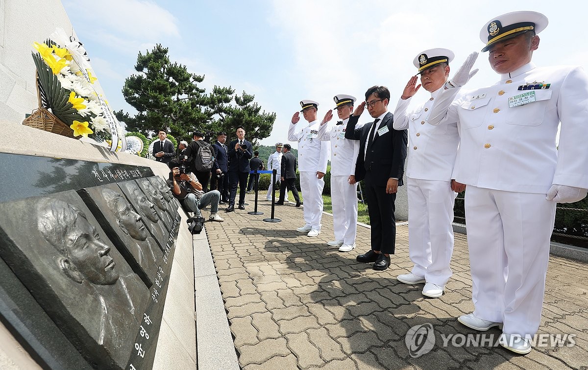 경례하는 제2연평해전 참전 장병들