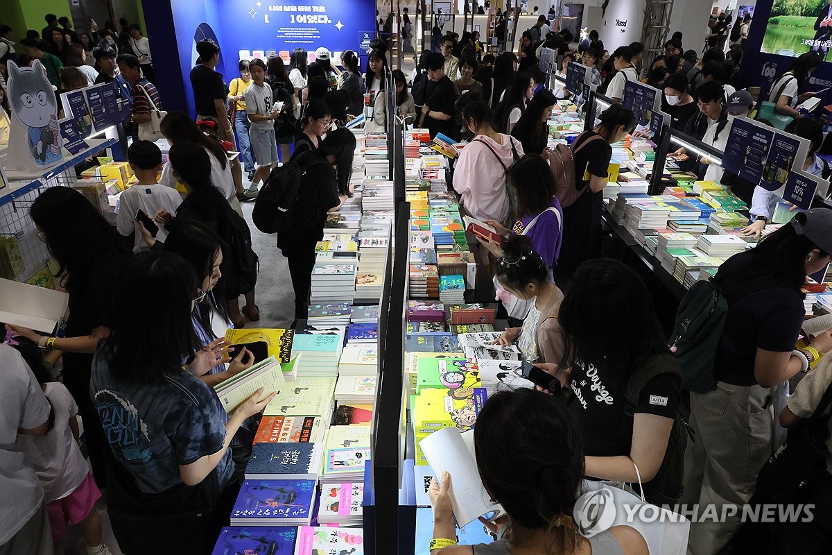 2024年6月30日、ソウル国際ブックフェアで本をチェックする来場者たち。