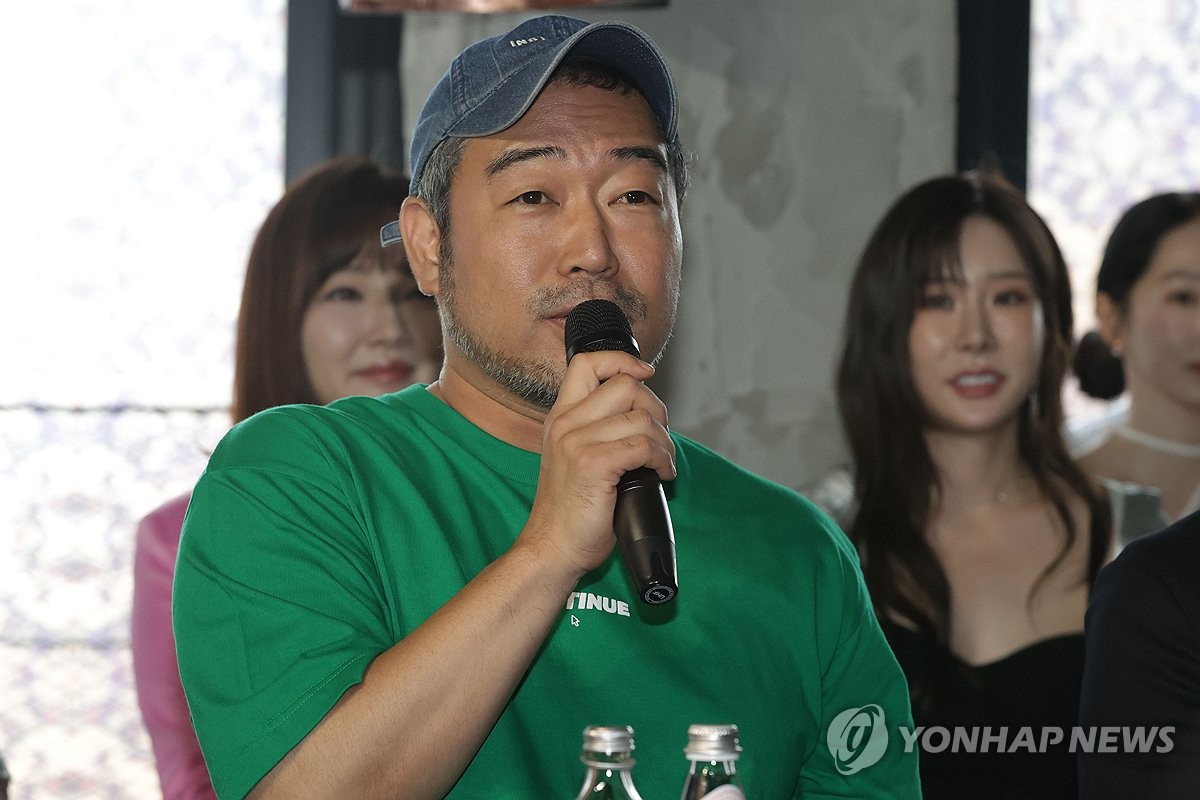 O diretor Lee Jeong-kwon diz olá