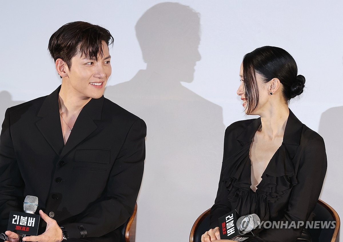 Actors Ji Chang-wook (L) and Jeon Do-yeon look at each other during a press event for "Revolver" in Seoul on July 9, 2024. (Yonhap)