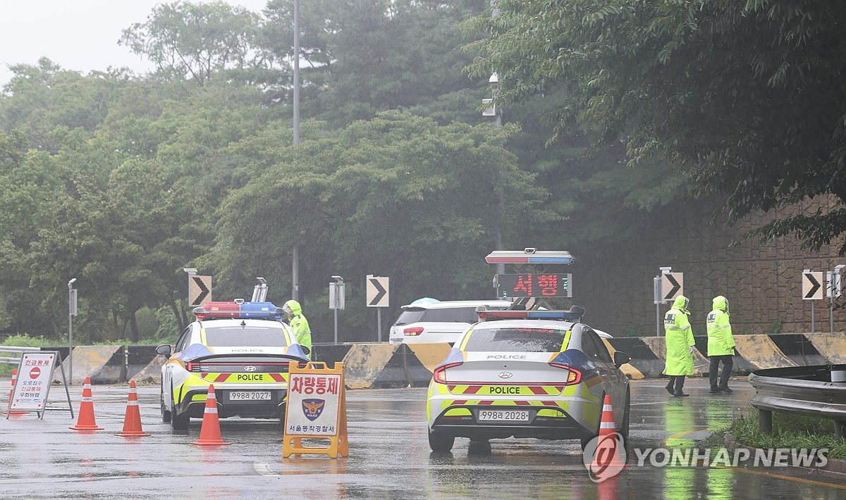 폭염 후 기습폭우에 퇴근길 곳곳 혼란…도로·하천 통제(…