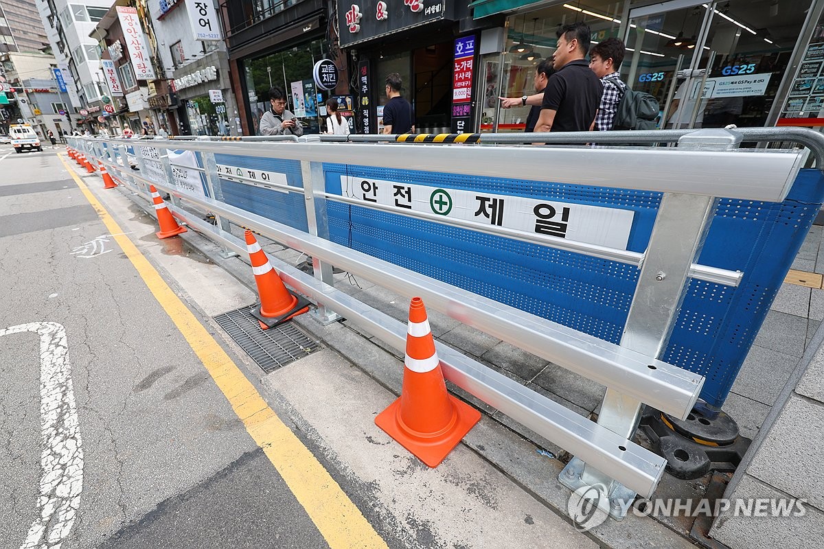 시청역 역주행 사고 현장에 설치된 방호 울타리