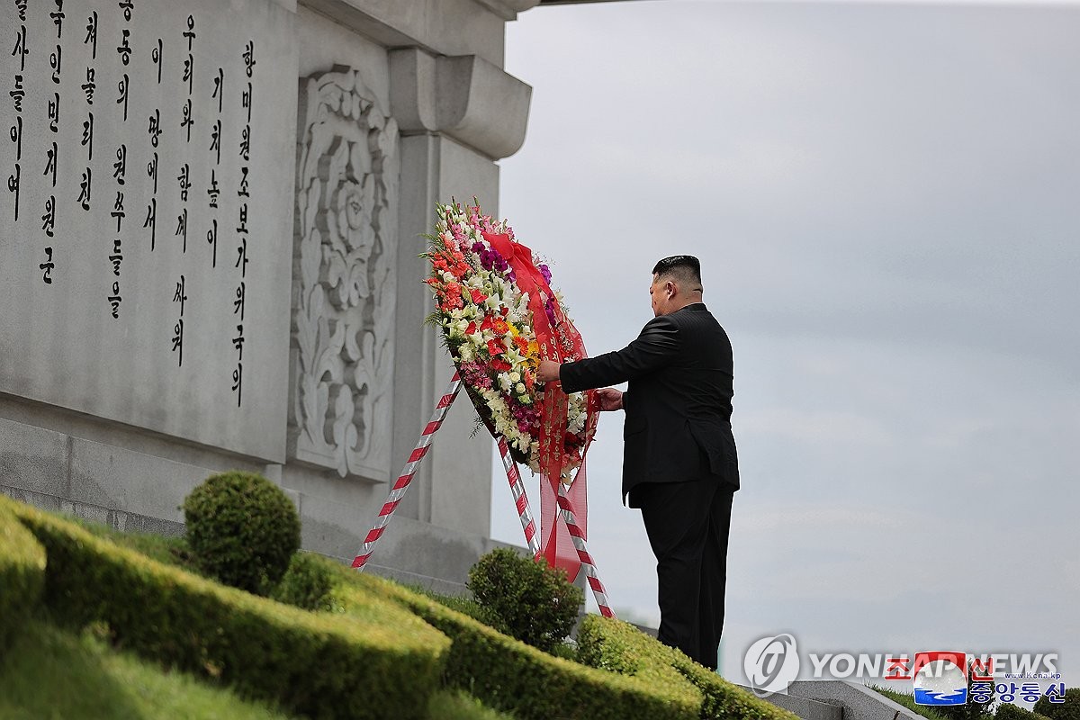 김정은, 6·25정전일 맞아 우의탑 헌화…