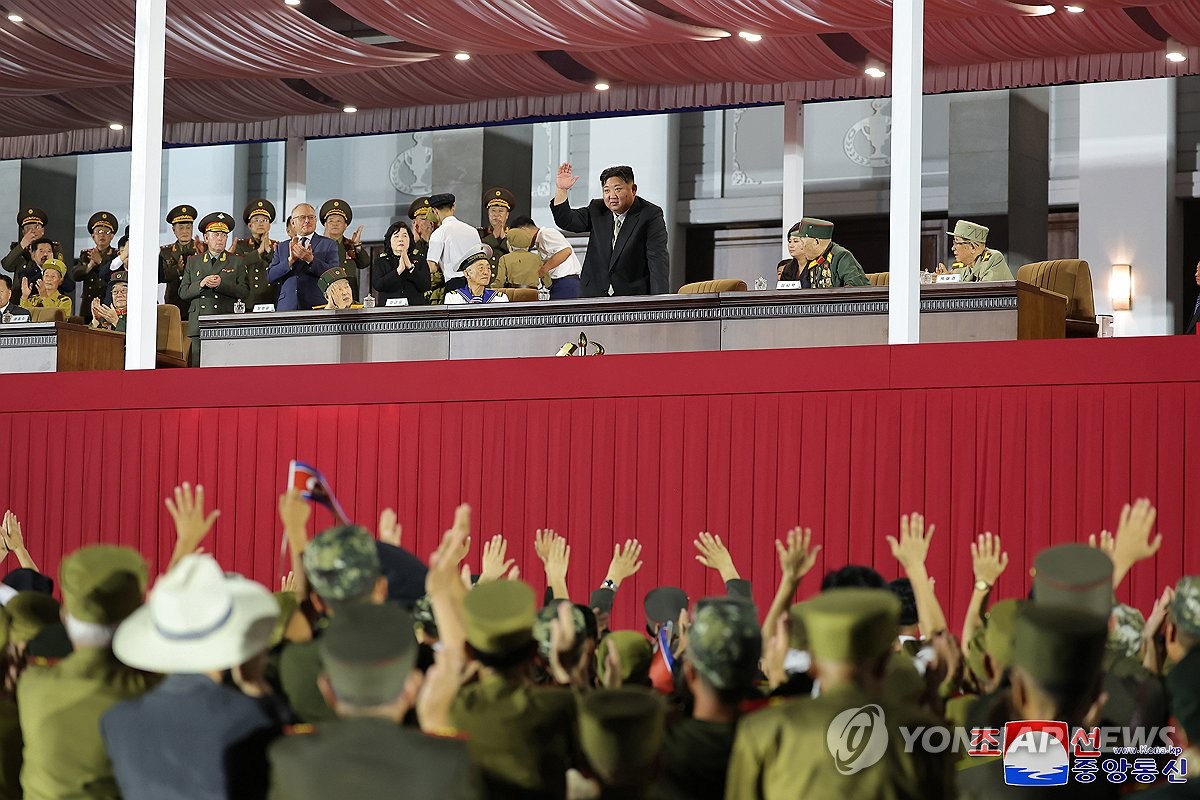 El líder norcoreano Kim Jong-un (arriba en el centro) saluda a la multitud durante un acto en Pyongyang el 27 de julio de 2024, en el que se conmemora el 71.º aniversario de la firma del armisticio que puso fin a la Guerra de Corea (1950-53), en esta foto publicada por la Agencia Central de Noticias de Corea al día siguiente. (Para uso exclusivo en la República de Corea. Prohibida su redistribución) (Yonhap)