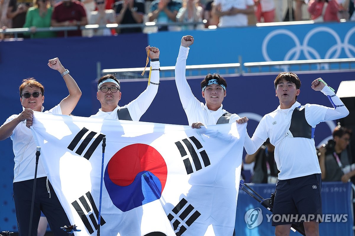 환호하는 남자 양궁 대표팀