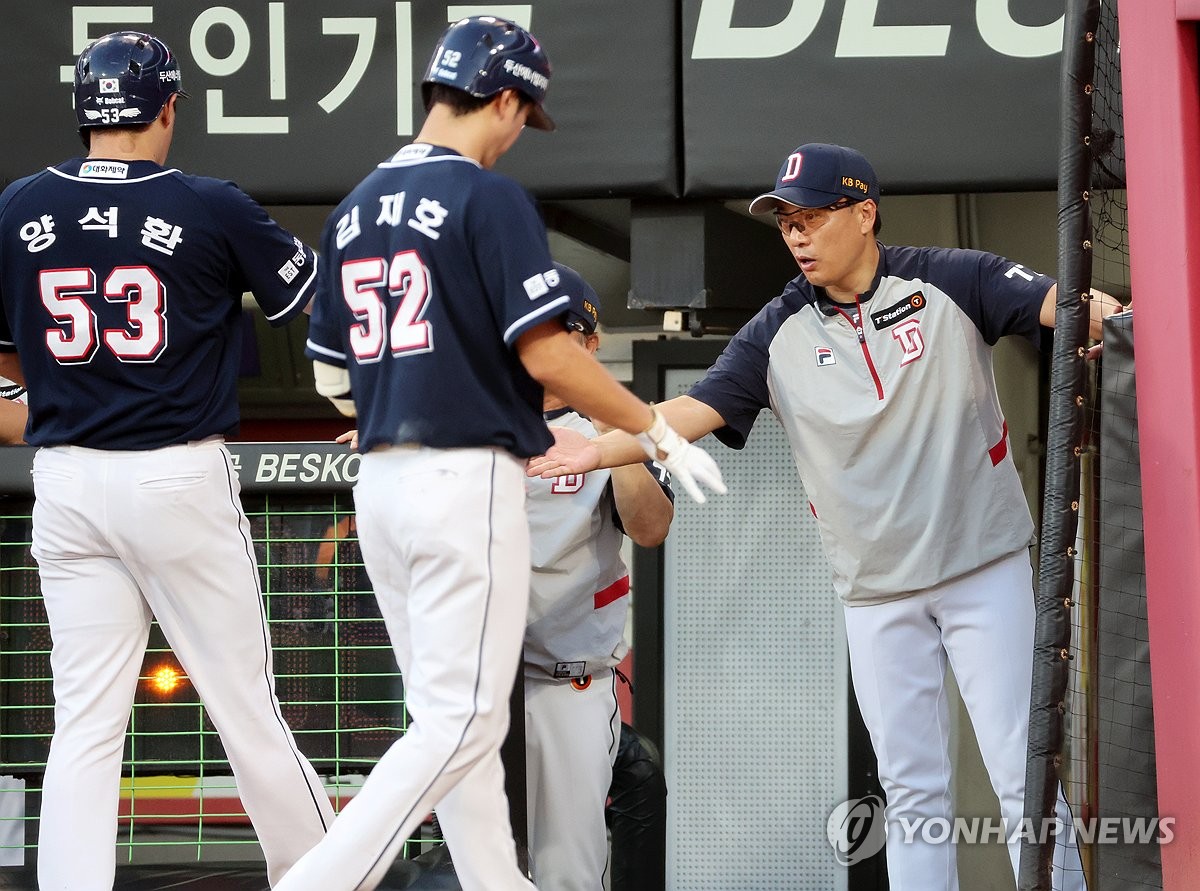 양석환 맞이하는 이승엽 감독