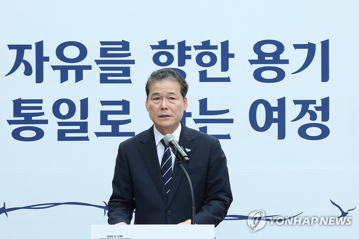 Esta foto de archivo, proporcionada por el Ministerio de Unificación el 1 de agosto de 2024, muestra al ministro de Unificación Kim Yung-ho hablando en una ceremonia en Paju, a unos 40 kilómetros al noroeste de Seúl, para conmemorar a los desertores norcoreanos que murieron durante su huida. (FOTO NO A LA VENTA) (Yonhap)