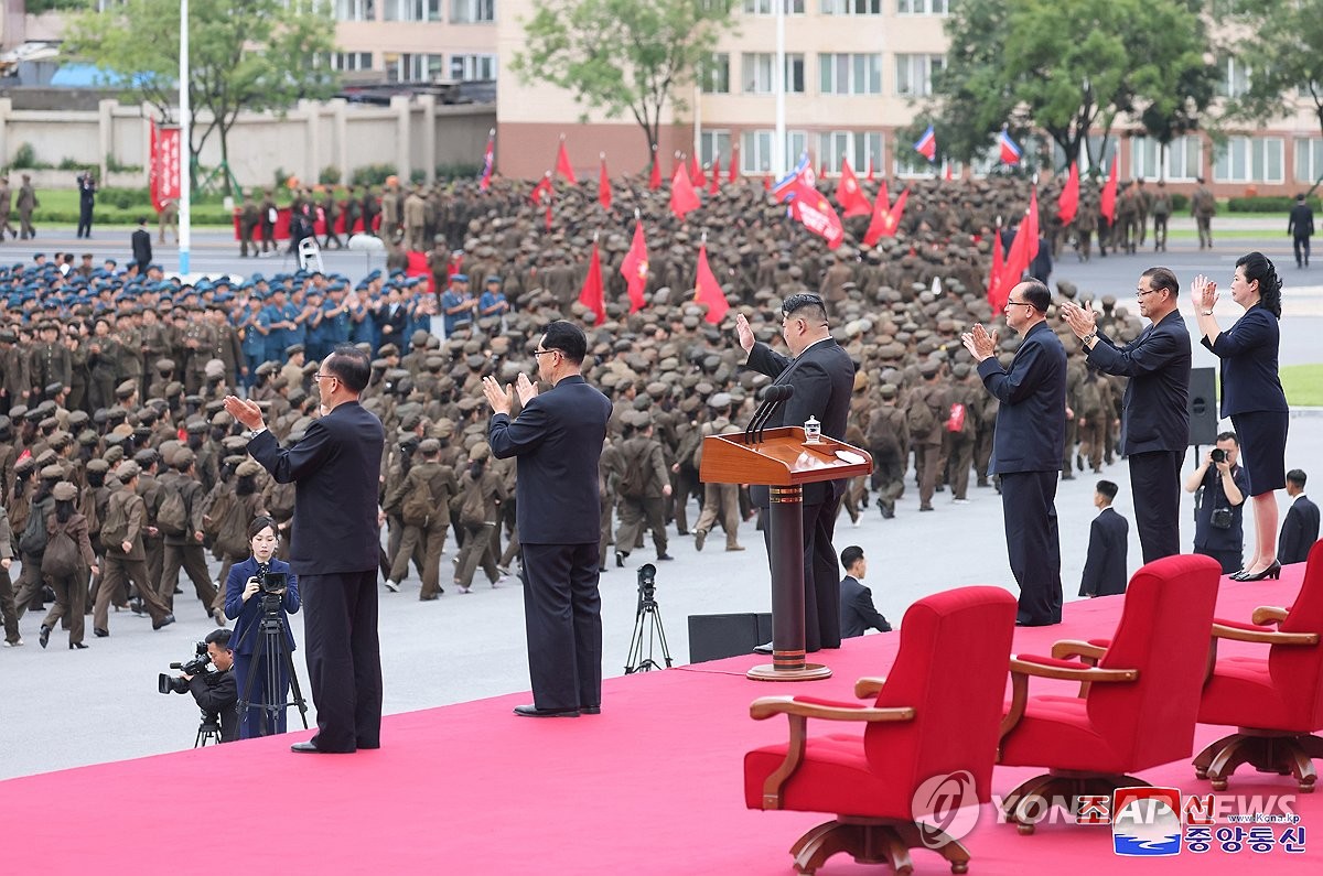 N. Korean youth vanguard's dispatch to flood-hit areas | Yonhap News Agency