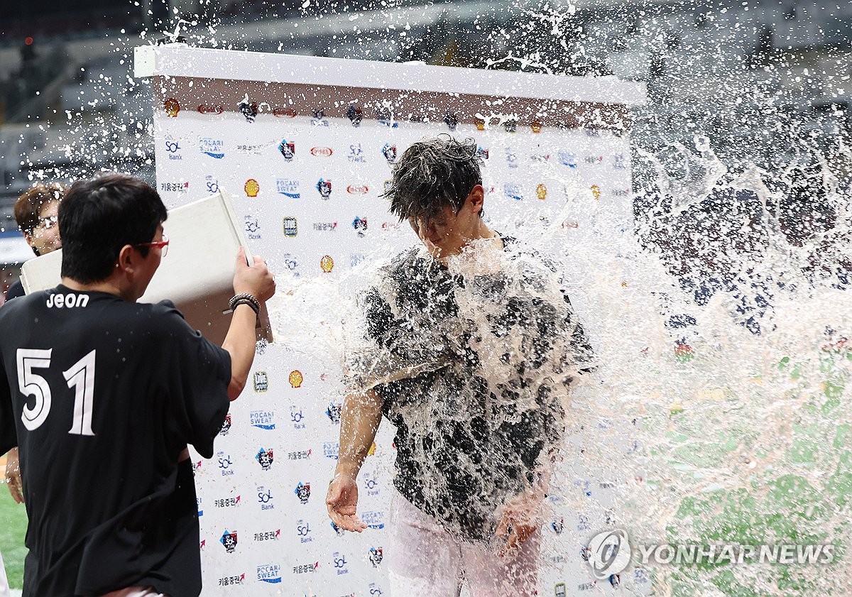 양현종의 축하 세례받는 김도영